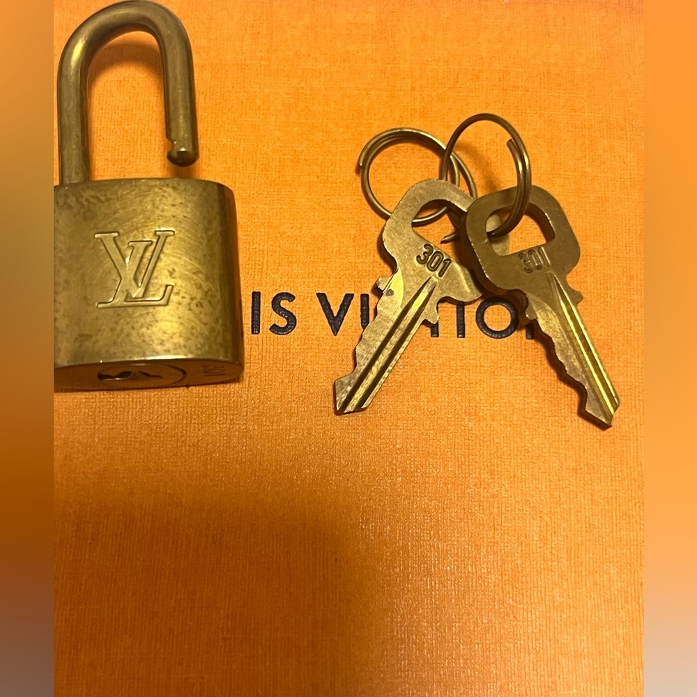 Authentic Louis Vuitton Lock and set of Keys - Picture 2 of 2